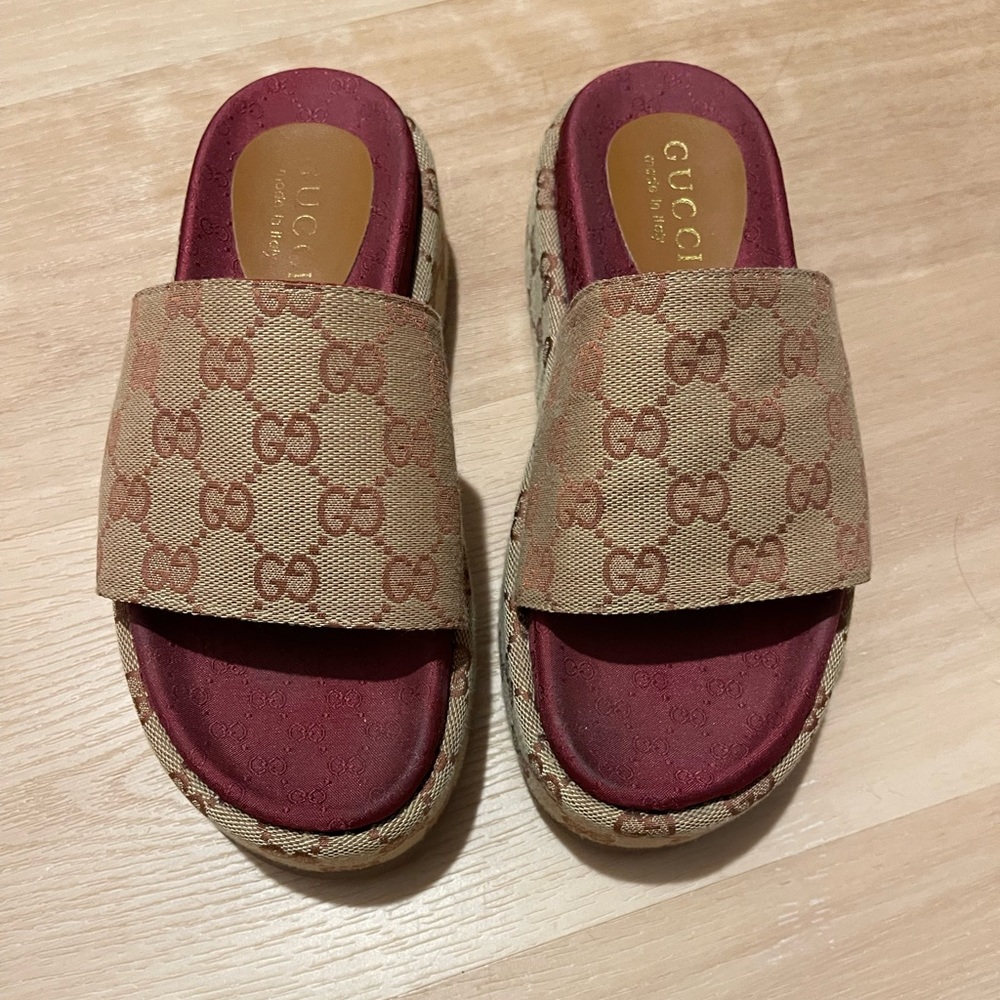 Gucci GG Logo Platform Slide Sandals

100% Authentic

Size 37

Fits 7 or 7.5